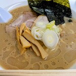 ながせラーメン - 豚骨醤油ラーメン　860円 　脂多め