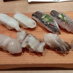 寿司 やまと - 左上から、えんがわ（480円）、あじ（380円）、下は活貝3貫（ほたて、活つぶ貝、ほっき貝）880円