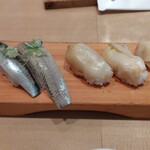 寿司 やまと - 左から、いわし（280円）、白つぶ貝（280円）