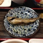 魚良 - ビールにはアジの南蛮漬けが付いてました。