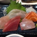 《H27》メニューの写真よりお刺身の数が多かったみたい。