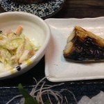 魚良 - 小鉢も手作り感十分。