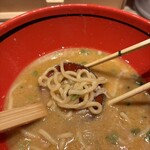 北海道名物らー麺 えびそば一幻 - 麺を乗ってけて一口でいただくと、幸せです