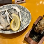 牡蠣と寿司 うみのおきて - 三陸産殻付生牡蠣 ＆ お通し・牡蠣の燻製の巻き寿司