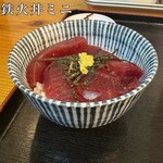 新宿めんや風花 - 漬けマグロ4切れ、刻み海苔、山葵
