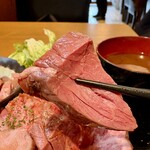 食堂ミートル - この厚みで、柔らか肉質、たまりません