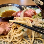 食堂ミートル - パスタが敷いてありました