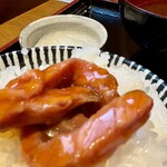 食堂ミートル - ご飯にのせると、もう終わりです。止まりません