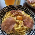 HUB - たっぷり厚切りベーコンと生ハムのカルボナーラ