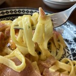 HUB - たっぷり厚切りベーコンと生ハムのカルボナーラ