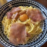 HUB - たっぷり厚切りベーコンと生ハムのカルボナーラ
