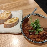 大衆酒場 BEETLE - 肉豆腐 550円＋にんにくトースト 130円