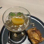 AWA NISHI-IZU - デザート: 柿のコンポートほうじ茶のジュレ　発酵リンゴパイ シナモンの香り