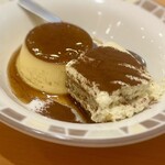 サイゼリヤ - プリンとティラミス（500円）