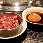 暴飲暴食 - 和牛 焼きユッケ