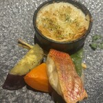 AWA NISHI-IZU - 主菜:黒毛和牛肉と黒カリフラワーのアッシパルマンティエ”ハマ鯛のリテー