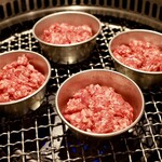 暴飲暴食 - 和牛 焼きユッケ