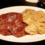 五反田 大衆焼肉 暴飲暴食 - ホルモン二種食べ比べ