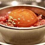 五反田 大衆焼肉 暴飲暴食 - 和牛 焼きユッケ