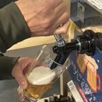 AWA NISHI-IZU - サーバーから注ぎ込みます