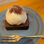MASAKI COFFEE ROASTERY - チーズケーキ売り切れで、マロンシフォンケーキにしました。
      色々あって、アイスクリームはサービスしてくださいました。
      優しいお兄さんでした。