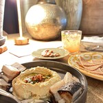 Alan. - 薪焼きの野菜とフムス、バケット