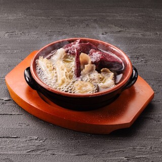 クセになるおいしさ！焼肉×バル流《名物ホルモンアヒージョ》