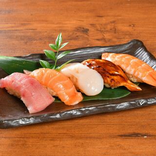 赤シャリと分厚いネタが特徴の本格寿司を一貫180円～ご用意◎