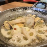 呑み処 一 ichi - 貝とレンコンのにんにくオイル炒め。グツグツ！