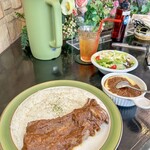 クロック - スペアリブチーズカレー、サラダ、アイスティー