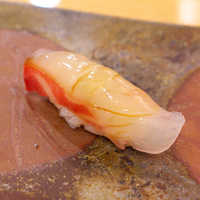 鮨 いとう - これぞ技あり「甘鯛の昆布締め」。昆布の旨味に目を見張る！