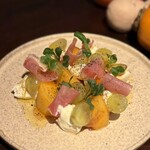 座standbar Base - 柿とシャインマスカット、生ハムのカプレーゼ〜アールグレイの香り〜 ¥850