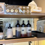 マキザラーメン - カウンター前の棚