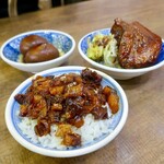 小王煮瓜 - 魯肉飯（小） 40元（約200円）、焢肉飯　115元（煮豚ご飯　約575円）、滷鴨蛋　20元（アヒルの煮卵　約100円）