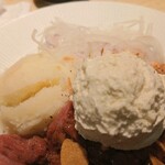 ステーキライスの店 センタービーフ - 左が追加トッピングのマッシュポテト200円、右はホイップバターで肉といっしょにと。