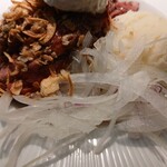 ステーキライスの店 センタービーフ - さらし？玉ねぎが載っていました。
