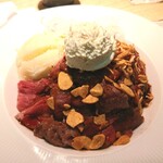 ステーキライスの店 センタービーフ - ステーキライスのＬサイズ1,690円。肉の量は150gとのこと。ニンニクチップが見えているのは、きっとガーリックライスにしたから(笑)