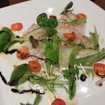 マッカ - 鯛のカルパッチョ。鯛が贅沢に切ってあり、食べ応えあり♪