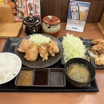 からやま - 料理写真:からやま定食4個+ご飯大盛+カリッともも3個+キャベツ千切り ¥1166