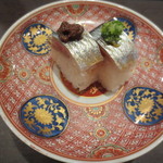 寿修 - サンマの押し寿司。上に茶色のサンマのわたの塩辛、緑色の葱と生姜を刻んで和えたものが。