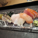 寿修 - お造り。左からさわらの炙り、クエ、ボタンエビ、金目の炙り。