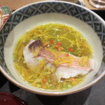 Jushuu - 甘鯛と冬瓜の菊の煮物。上にホシコが散らされています。