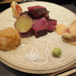 寿修 - 妻は伊万里牛のイチボの焼物。無花果にはごま酢が。