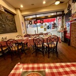 ラッコズ ニューヨークスタイルピザ - 店内はこんな感じでクリスマスソング