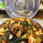 福ちゃん - 今回の当店のミックスキムチは、高菜も…(ネットで調べた所、栄養も豊富で、冬から春先が旬だそうだ)。韓国では、単品の高菜のキムチの『갓 김치』がよく知られてる。明日、コース料理のご予約のお客様のために…。熟成のキムチはあるが、浅漬けの味は、また違うので…。先ほど試食してみたが、柔らかくて美味しい！。当店のミックスキムチの野菜の種類は、その時の状況にもよるが、なるべく、健康のために、多種類の野菜類で…