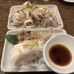 焼き鳥まさ夢 - いつものサラダの写メです。今回は豚しゃぶサラダと、手前は冷奴です。サラダは野菜少なめ豚しゃぶ大盛りでボリューミーであります。冷奴はタレと別皿で個人的にはイケメンの分類です。