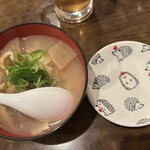 焼き鳥まさ夢 - 煮込み豆腐と最初から置いてある取り皿です。ちょっとクスッとしたので掲載しました。可愛いですね。