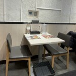 鶏白湯らーめん 自由が丘蔭山 - ヽ(｡･ω･｡)ﾉテーブル席