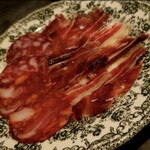 マルカドール - ハモンイベリコベジョータとサラミ