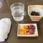 かつ城 - まずはおしぼりとお水と香の物と小鉢